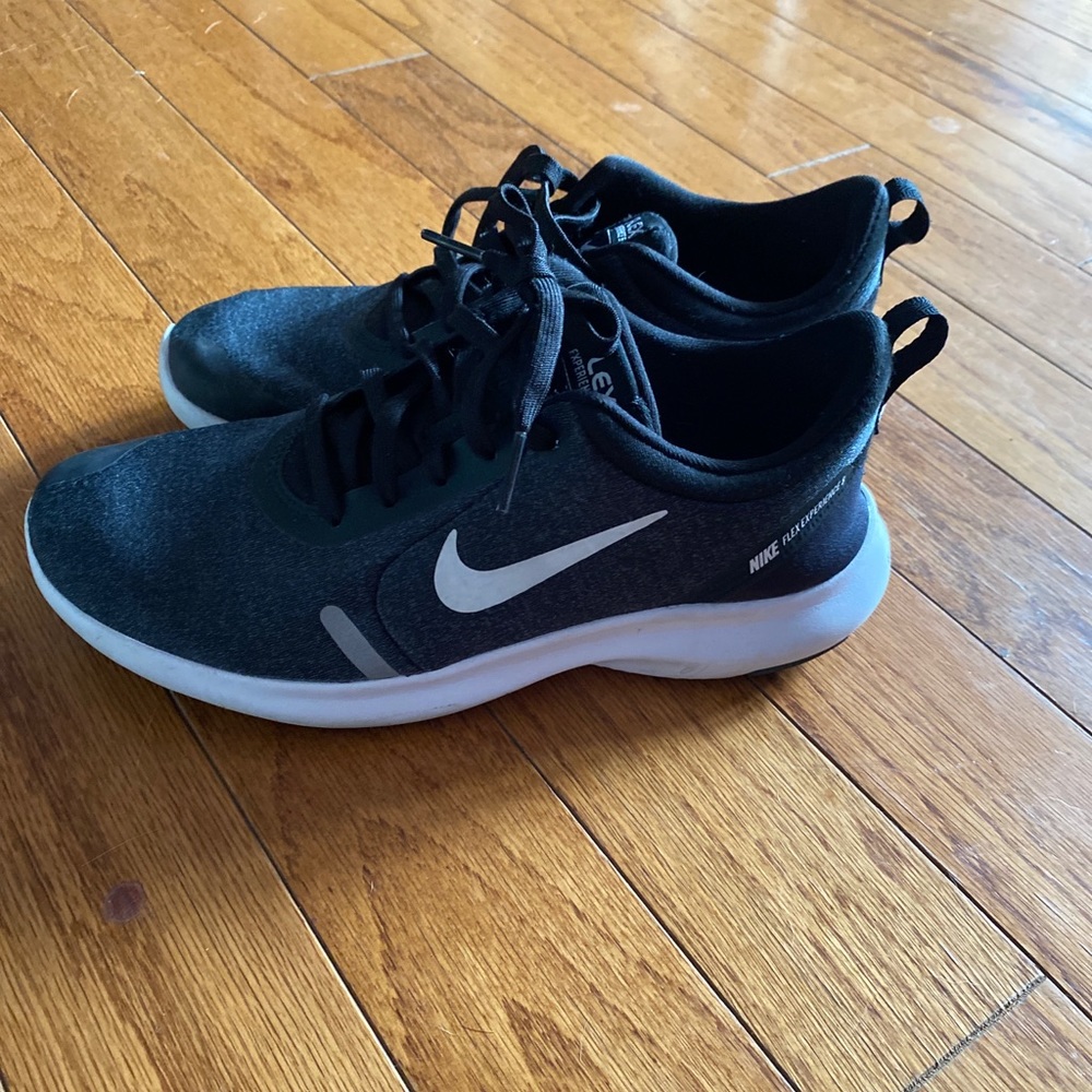Nike tennis shoe